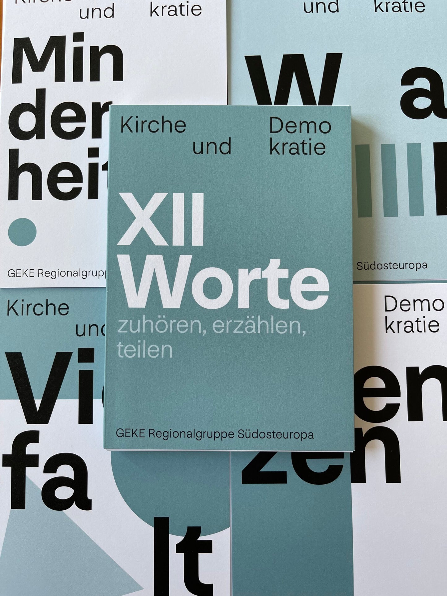 XII Worte: zuhören, erzählen, teilen - Lernkarten für die Diskussion über Kirche und Demokratie